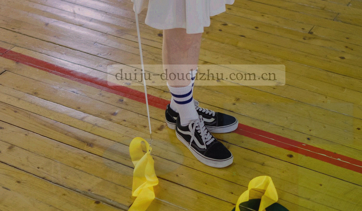 两种数据看板布局的抽象对照示意图，卡片与折线并置